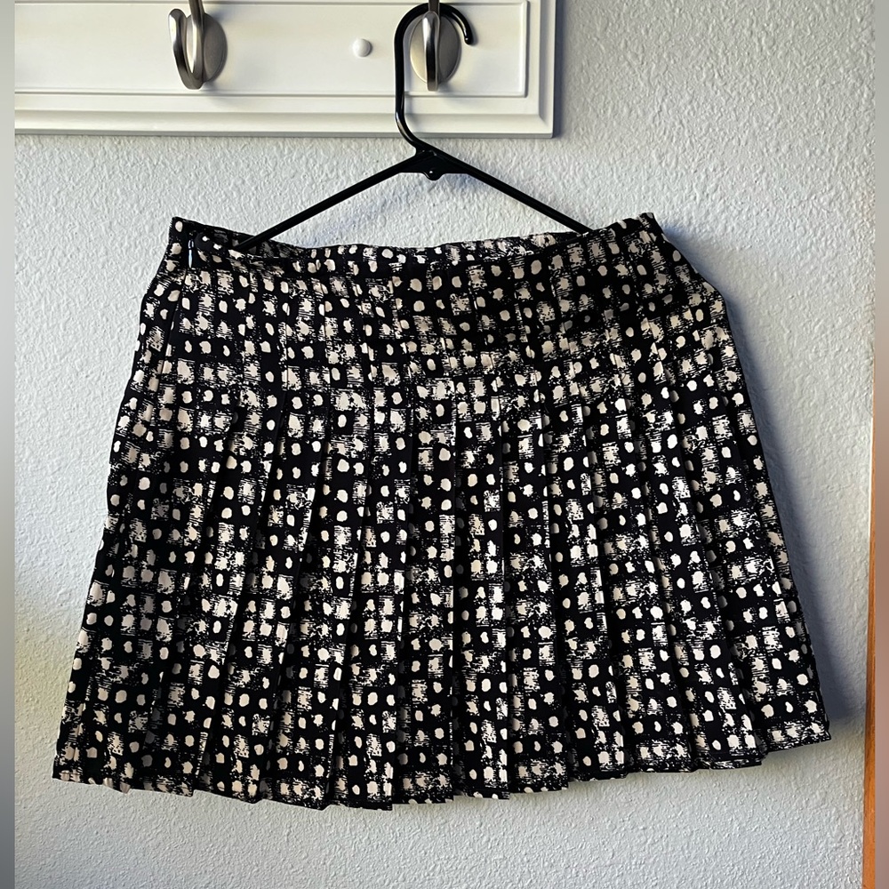 Black mini skirt with ecru pattern. Non wrinkling. Pleated tennis style.